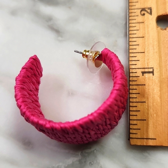 Pretty NWOT hot pink earrings in great condition! - Picture 6 of 6